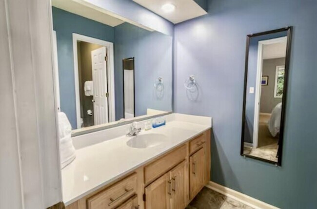 Building Photo - 4109 Pinehurst Cir