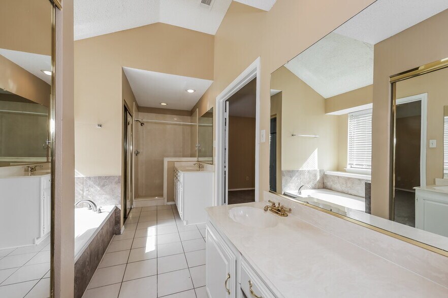 Building Photo - 544 De Soto Dr