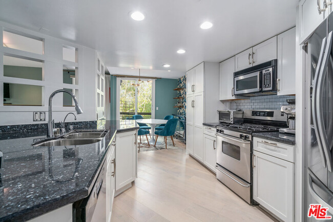 Building Photo - 723 Westmount Dr