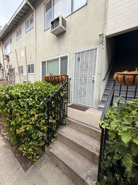 Building Photo - 2140 Beachwood Dr