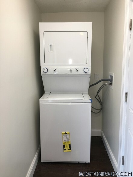 Building Photo - 130 Brooks St