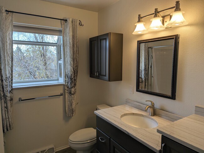 Building Photo - 582 S Everett Ct