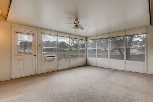 Building Photo - Charming 3-bedroom, 2 bath home in desirab...