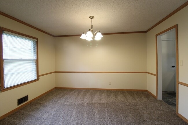 Building Photo - 3 Bedroom 2 Bath Home In Overland Park