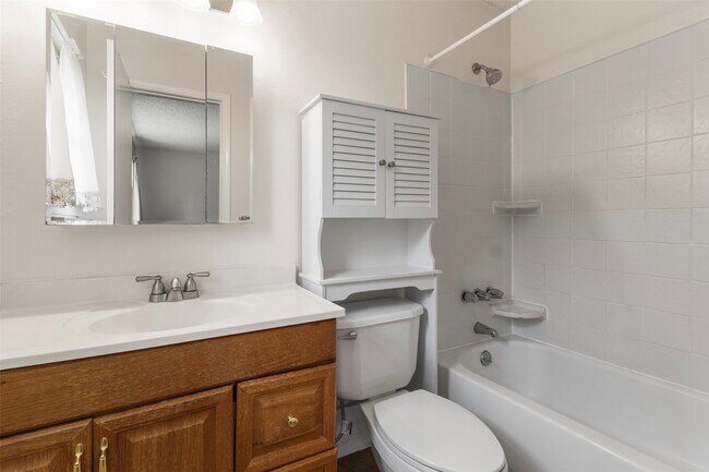 Building Photo - 16319 Pitch Pine Dr