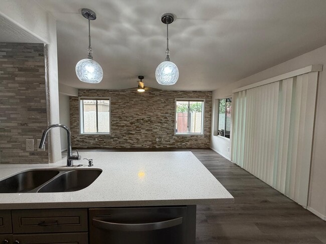 Building Photo - 902 S Surfside Dr