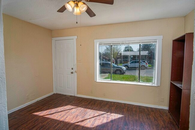 Building Photo - 819 Larry St