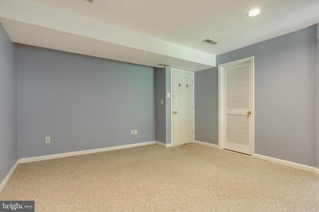 Building Photo - 6213 Stratford Ct
