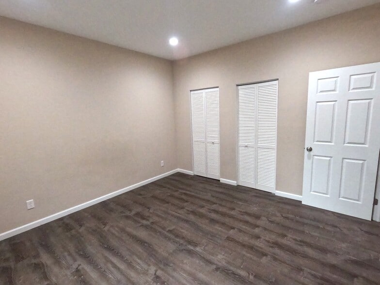 Building Photo - 563 Burritt St