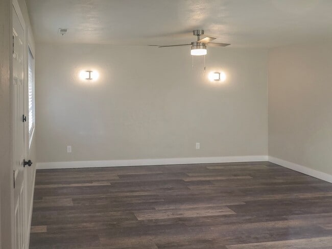 Building Photo - Updated 2 Bedroom Duplex in Salem Availabl...