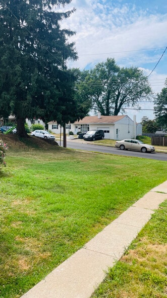 Building Photo - 825 Maple Ave