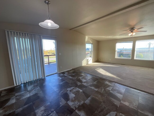 Building Photo - 3 Bed, 2 Bath Manufactured Home with a View