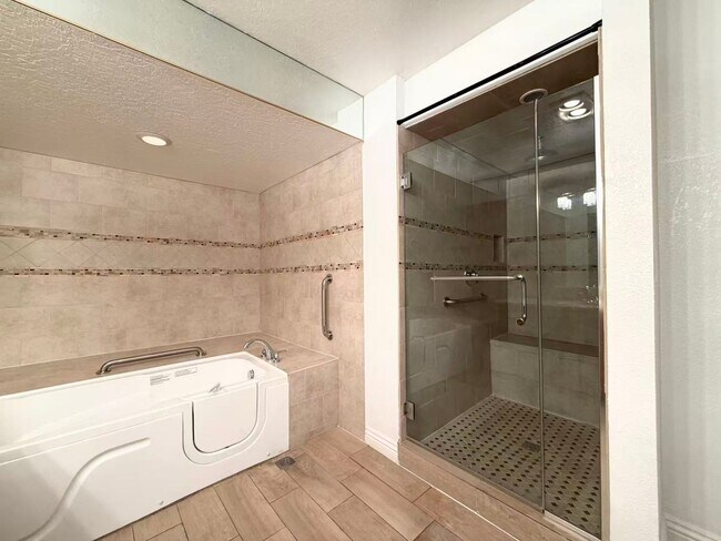 Building Photo - 3174 Bel Air Dr