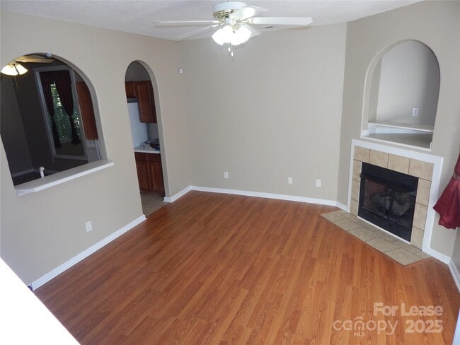 Building Photo - 307 Alabarda Ln