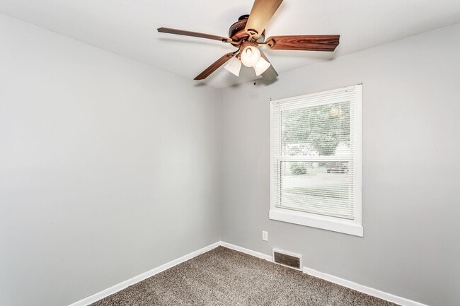 Building Photo - 3 Bed, 1 Bath Home with Deck & Fenced Backyard