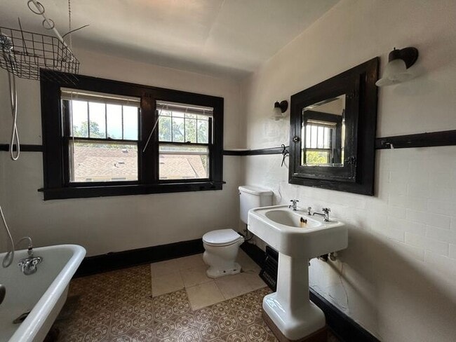 Building Photo - $1,800 | 3 Bedroom, 2 Bathroom Multi Floor...
