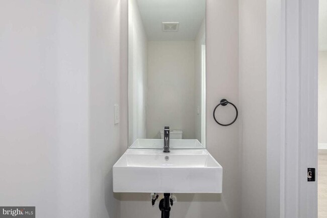 Building Photo - 722 Kenyon St NW