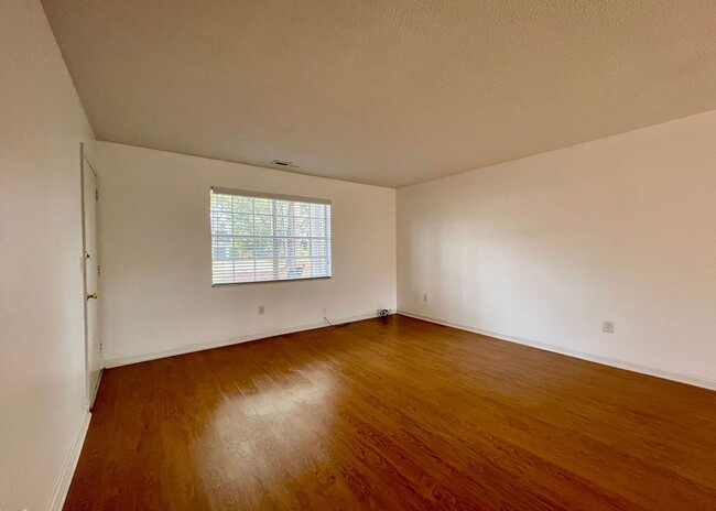 Building Photo - Available 12/9. 2 BR/2 BA in a FANTASTIC L...