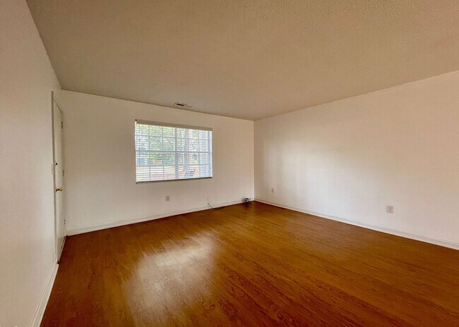 Building Photo - Available 7/1. 2 BR/2 BA in a FANTASTIC Lo...