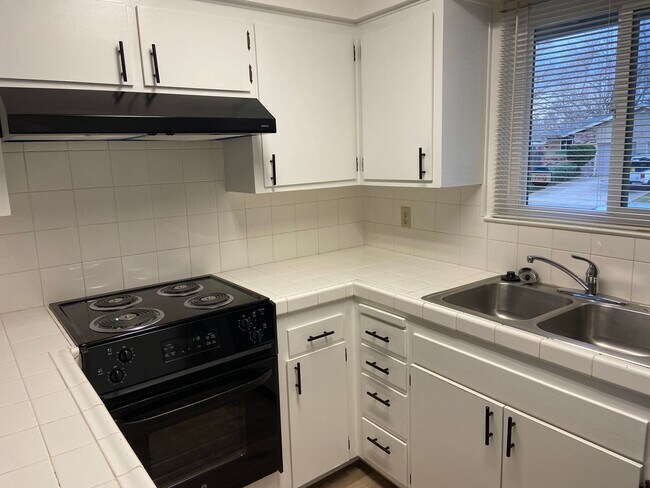 Building Photo - Duplex - Super clean 2 bdrm, 1 bath