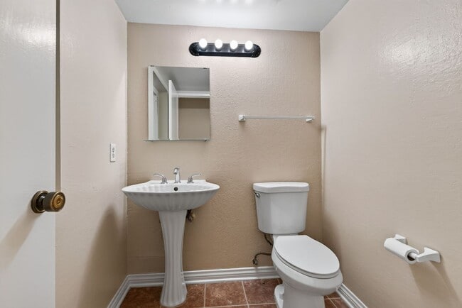 Building Photo - Canyon Crest Home