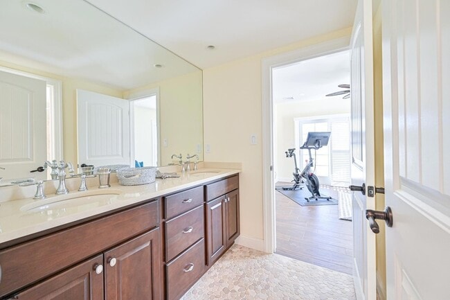 Building Photo - 400 17th St S