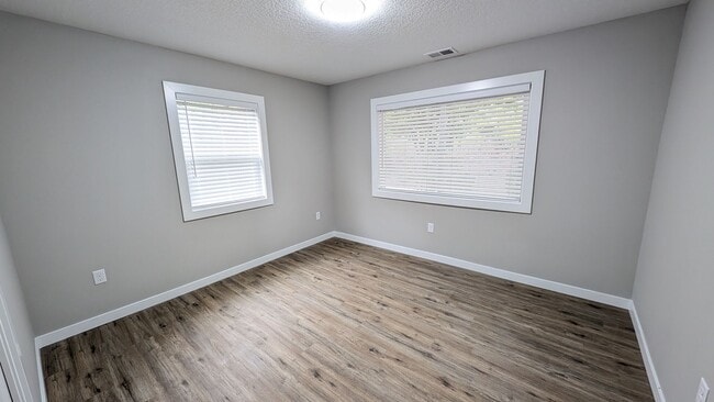 Building Photo - 2 bedroom 1 bath single level home