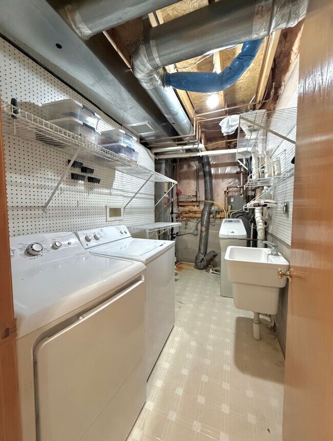 Building Photo - Great 2 Bedroom Townhome in Prime Apple Valley Location!   W’Finished Basement