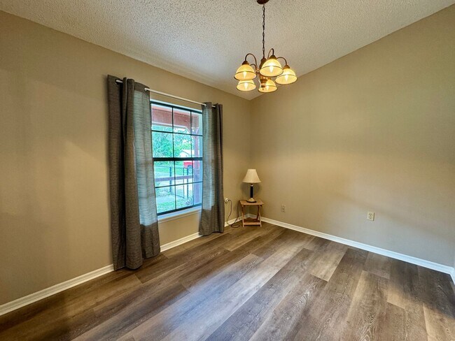 Building Photo - Fantastic 3/2 Sorrento Home with HOA!