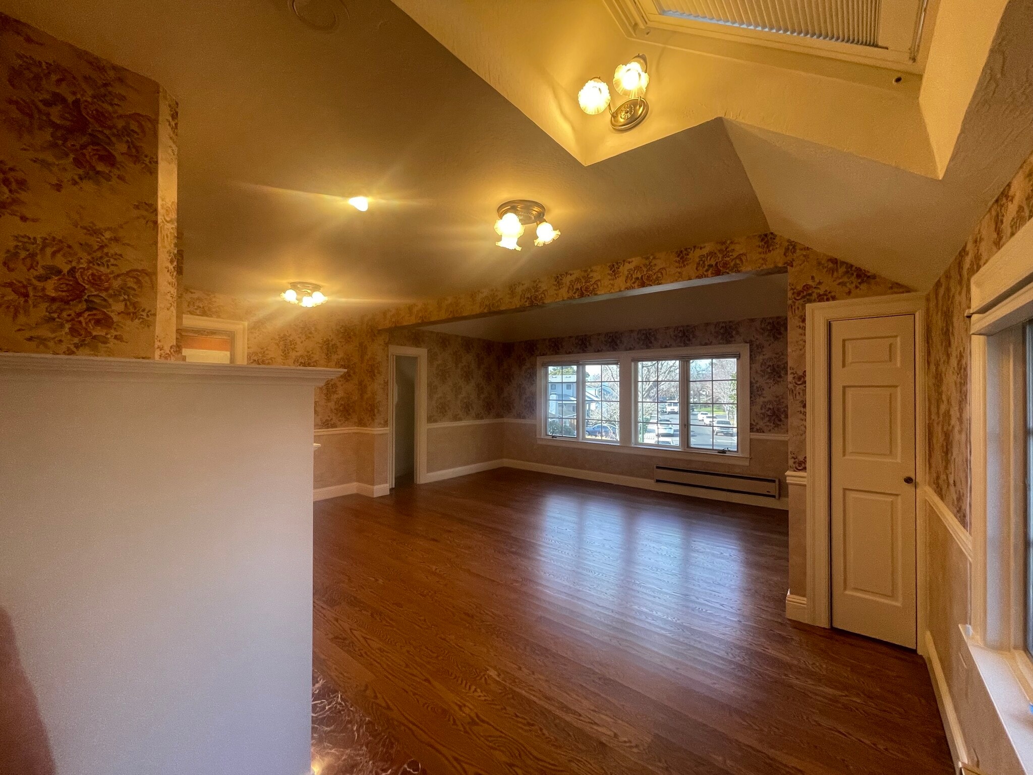 Building Photo - 200 Iris Way