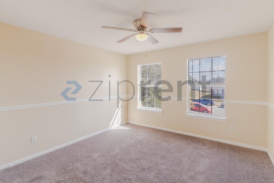 Building Photo - 498 Crossland Dr