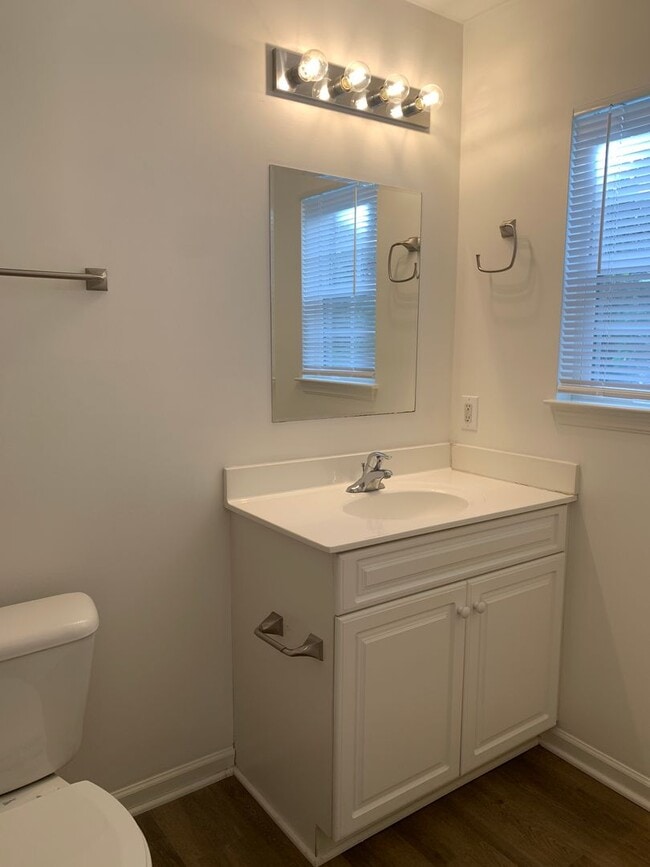 Building Photo - 3 Bedroom, 2 Bath House Available Now on Hillsdale Drive