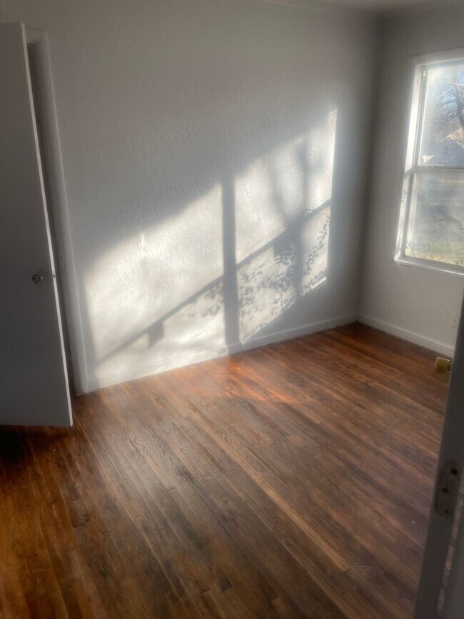 Building Photo - 3 bedroom plus garage