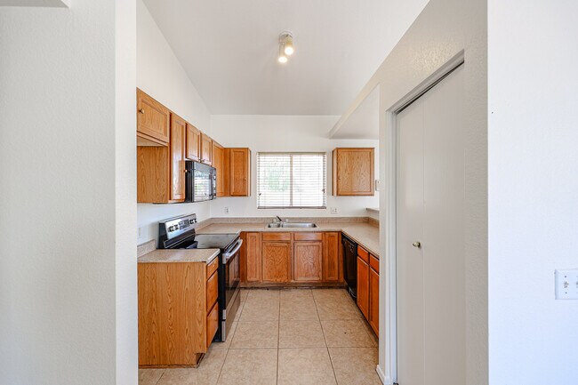 Building Photo - 1850 N 84th Ln