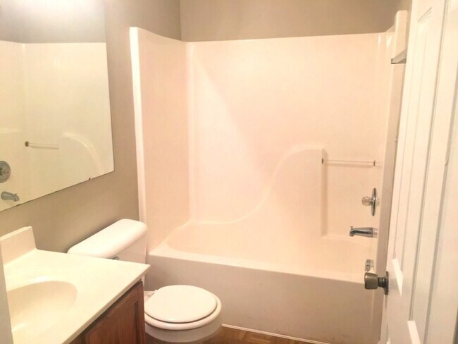 Building Photo - Spacious 3 beds, 2.5 baths Pataskala!