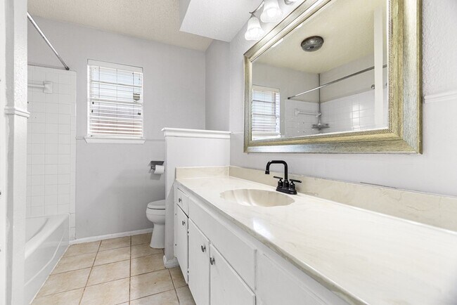 Building Photo - 2405 Emerson Ct