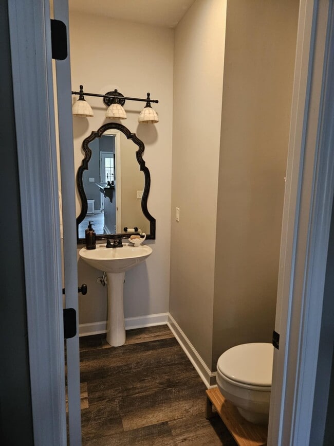 Building Photo - 307 First Post Rd