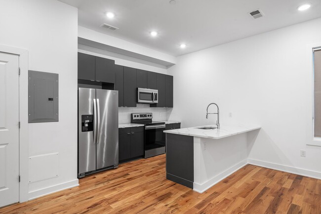Building Photo - 4 Bed 3.5 Bath Townhomes 2176 sqft
