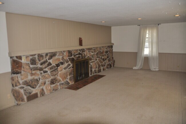 Building Photo - 836 S 131st St