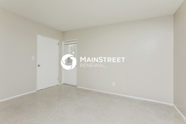 Building Photo - 4 Bedroom Pet-Friendly Home in Edgewood, FL with Main Street Renewal