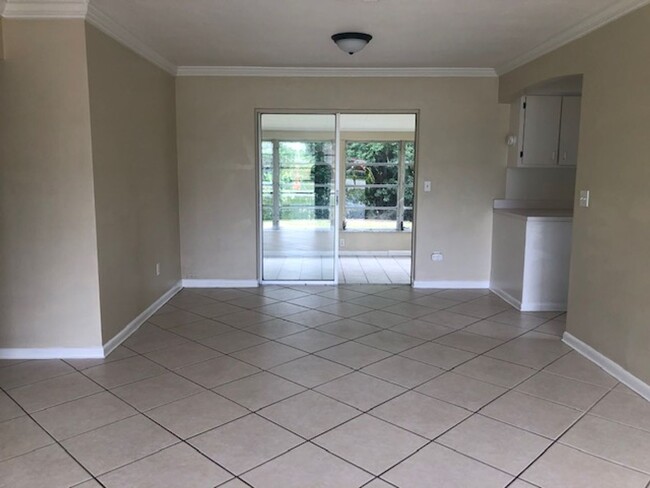 Building Photo - 3 Bed 2 full Bathroom Home Pet Friendly Se...