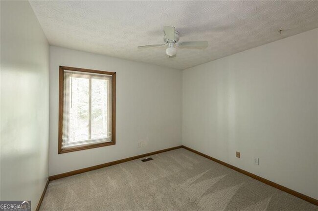 Building Photo - 4535 Kings Crossing Dr NE