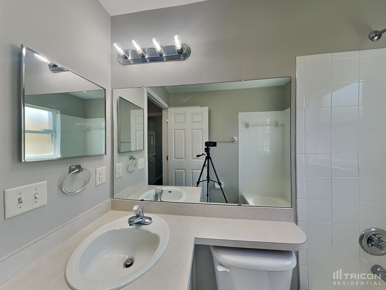 Building Photo - 2118 Deerfield Dr