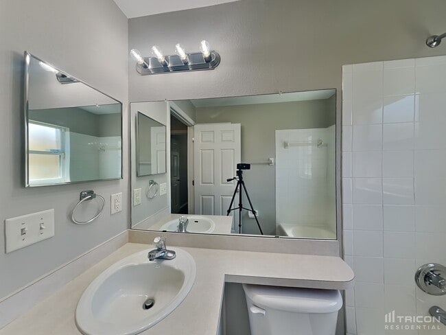 Building Photo - 2118 Deerfield Dr