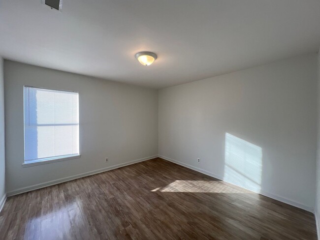 Building Photo - 2 Bedroom, 1 Story Duplex in Gallatin. MOV...