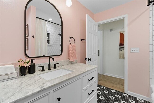 Building Photo - 2238 Ridgedale Rd NE