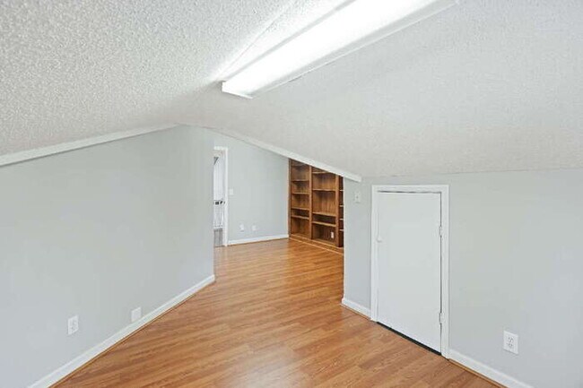 Building Photo - 100 Lakeview Dr