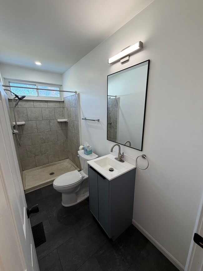 Building Photo - Remodeled 4BR/2BA Home in Lansing — Move in ready