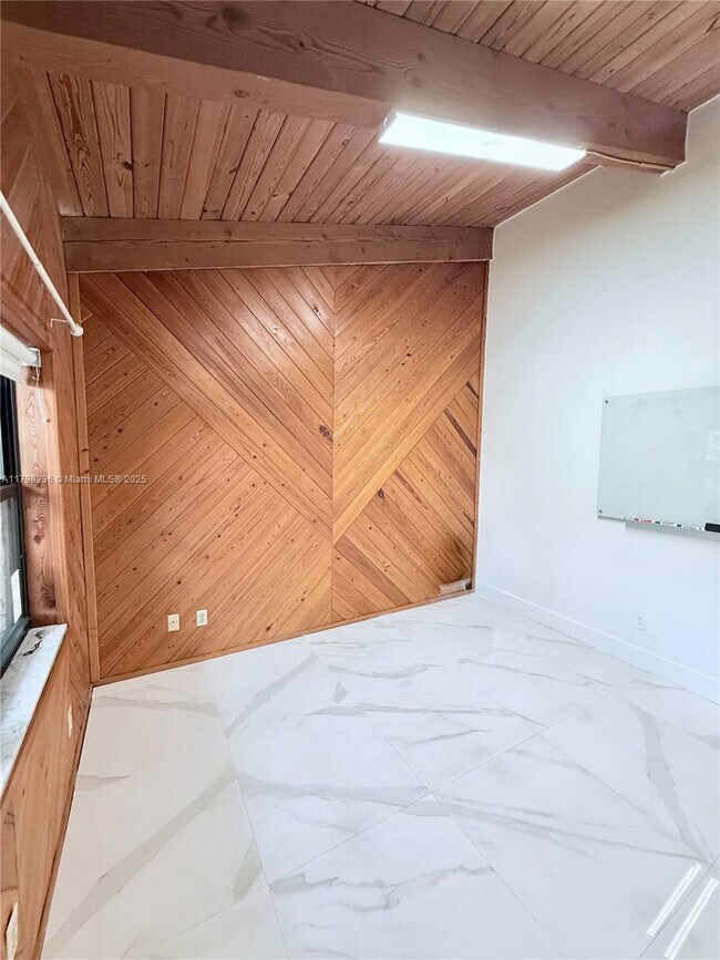 Building Photo - 2751 Parkview Dr S