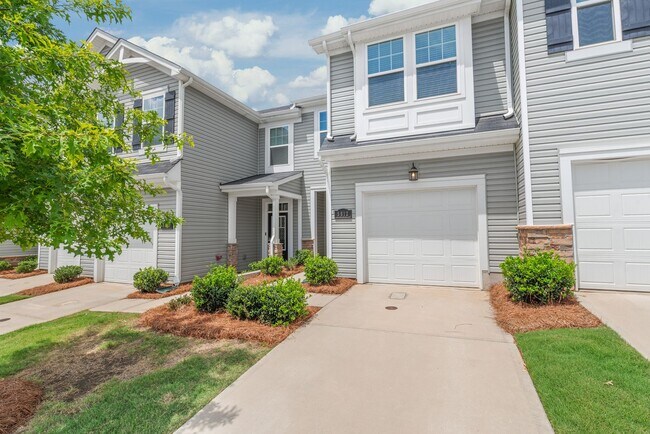 Building Photo - Like-New Townhome in Pristine, Move-In Ready Condition
